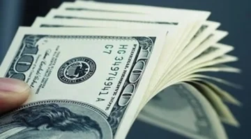 الدولار الأمريكي يقترب من تحقيق أول مكسب شهري له منذ أكتوبر 2025